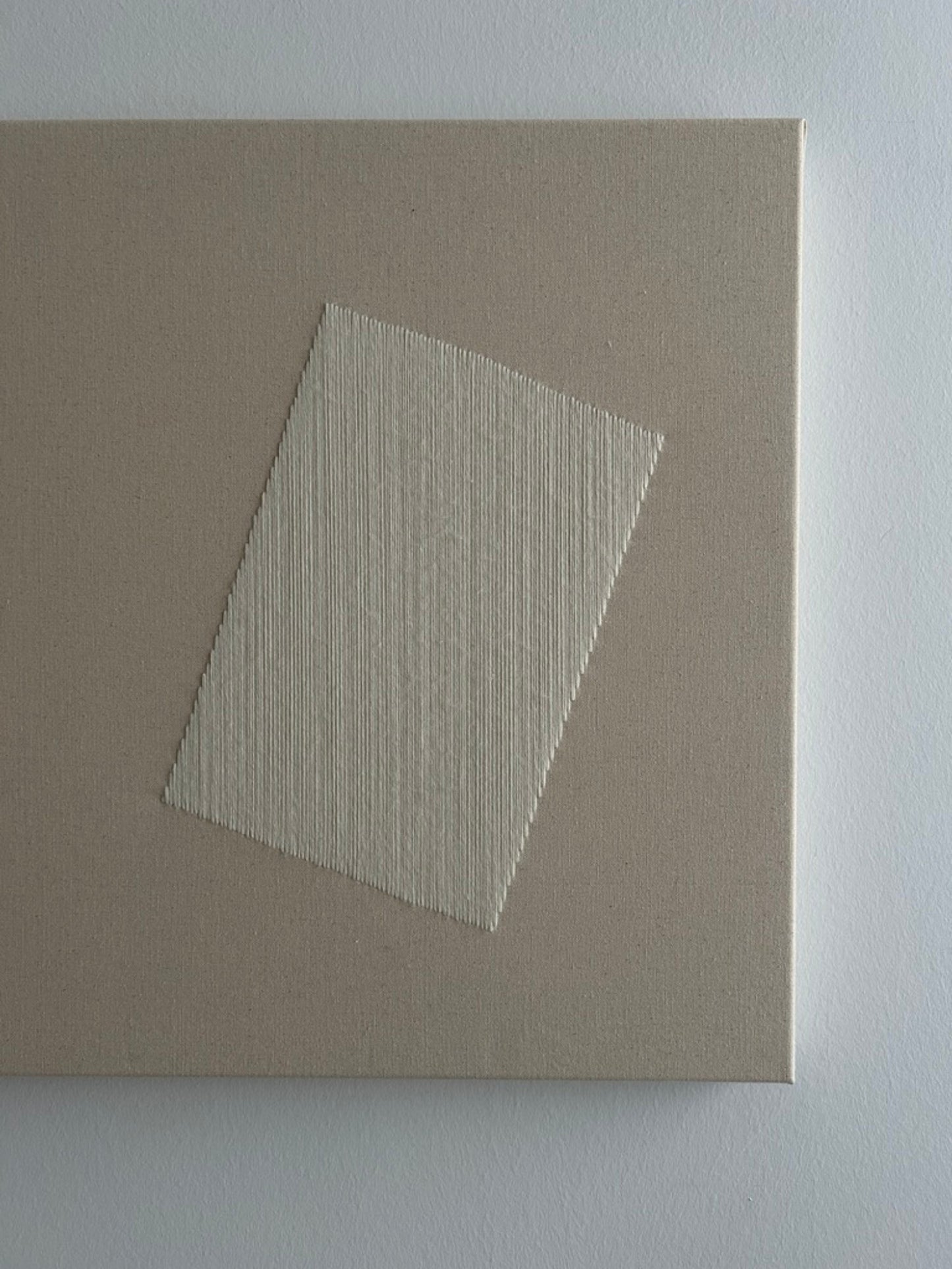 Window 1, Handgesticktes quadratisches Kunstwerk auf Leinwand