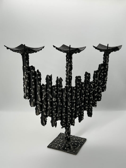 Brutalistischer Kerzenständer aus Metall