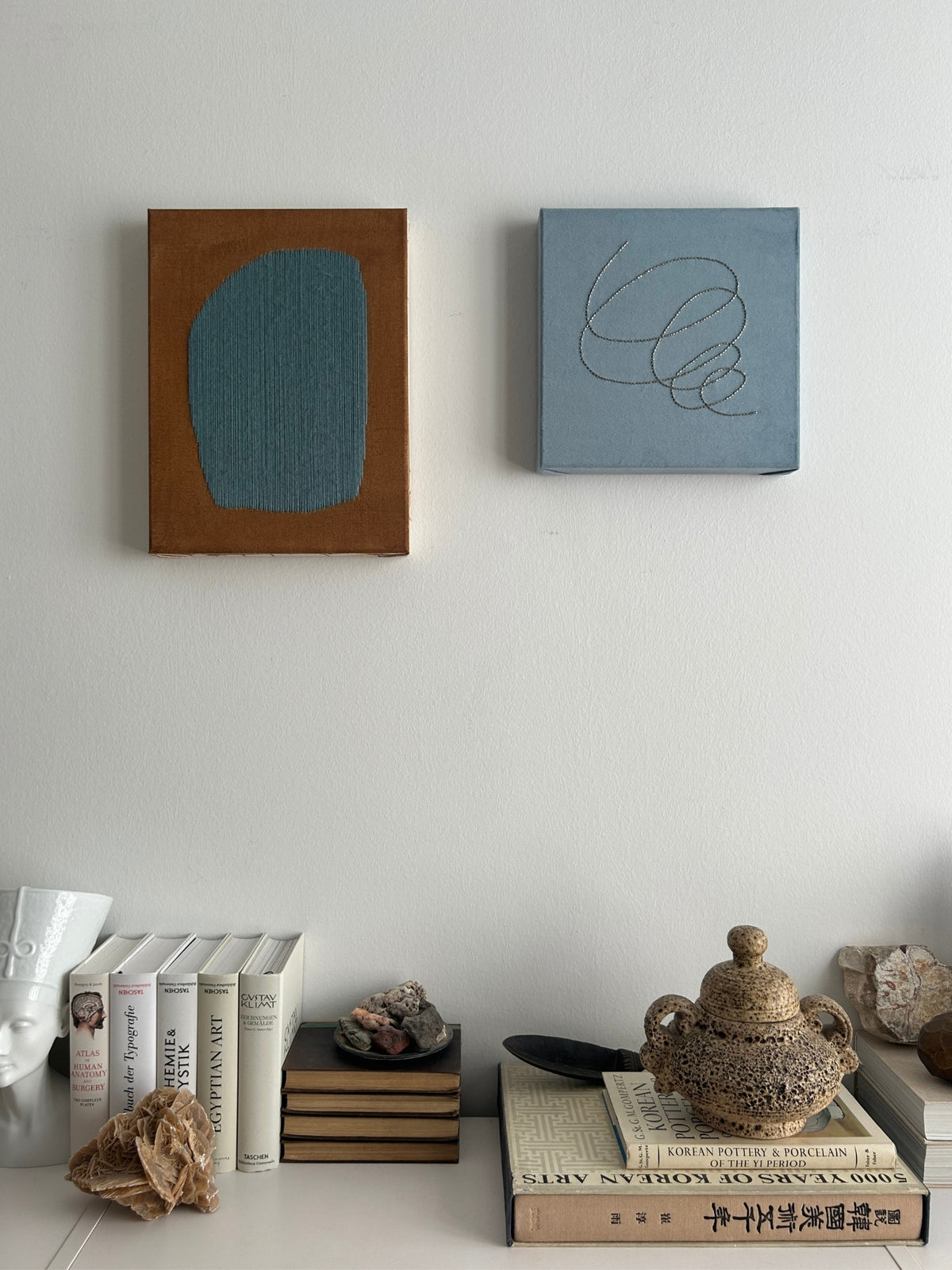 Raindrop, Handgestickte Textilkunst auf kaffeefarbener Leinwand