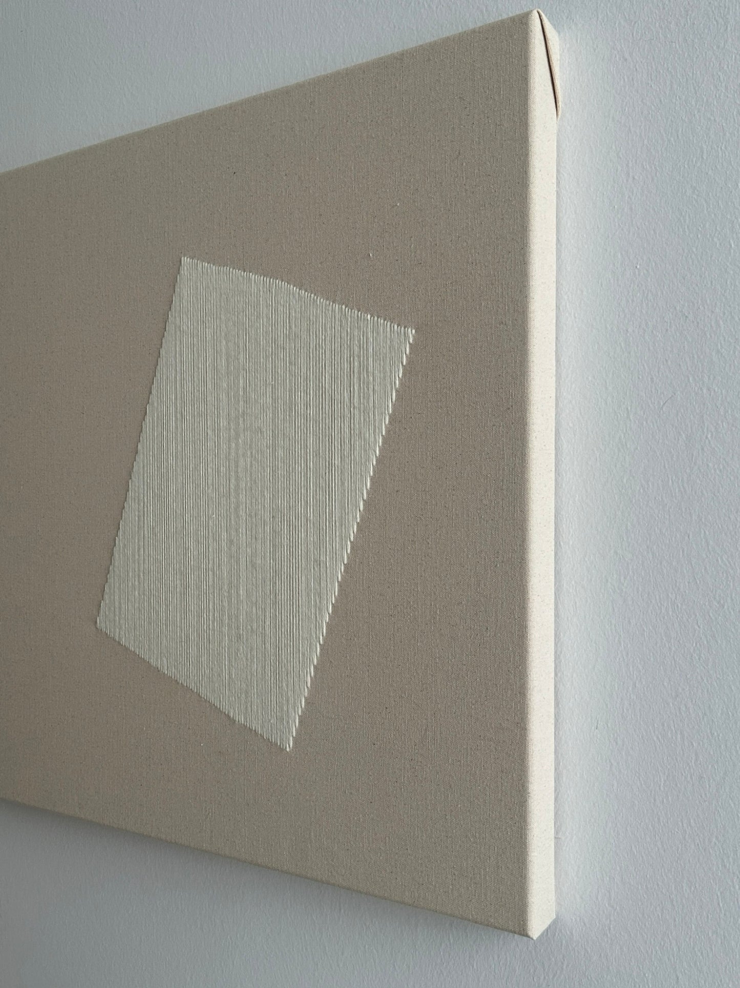 Window 1, Handgesticktes quadratisches Kunstwerk auf Leinwand