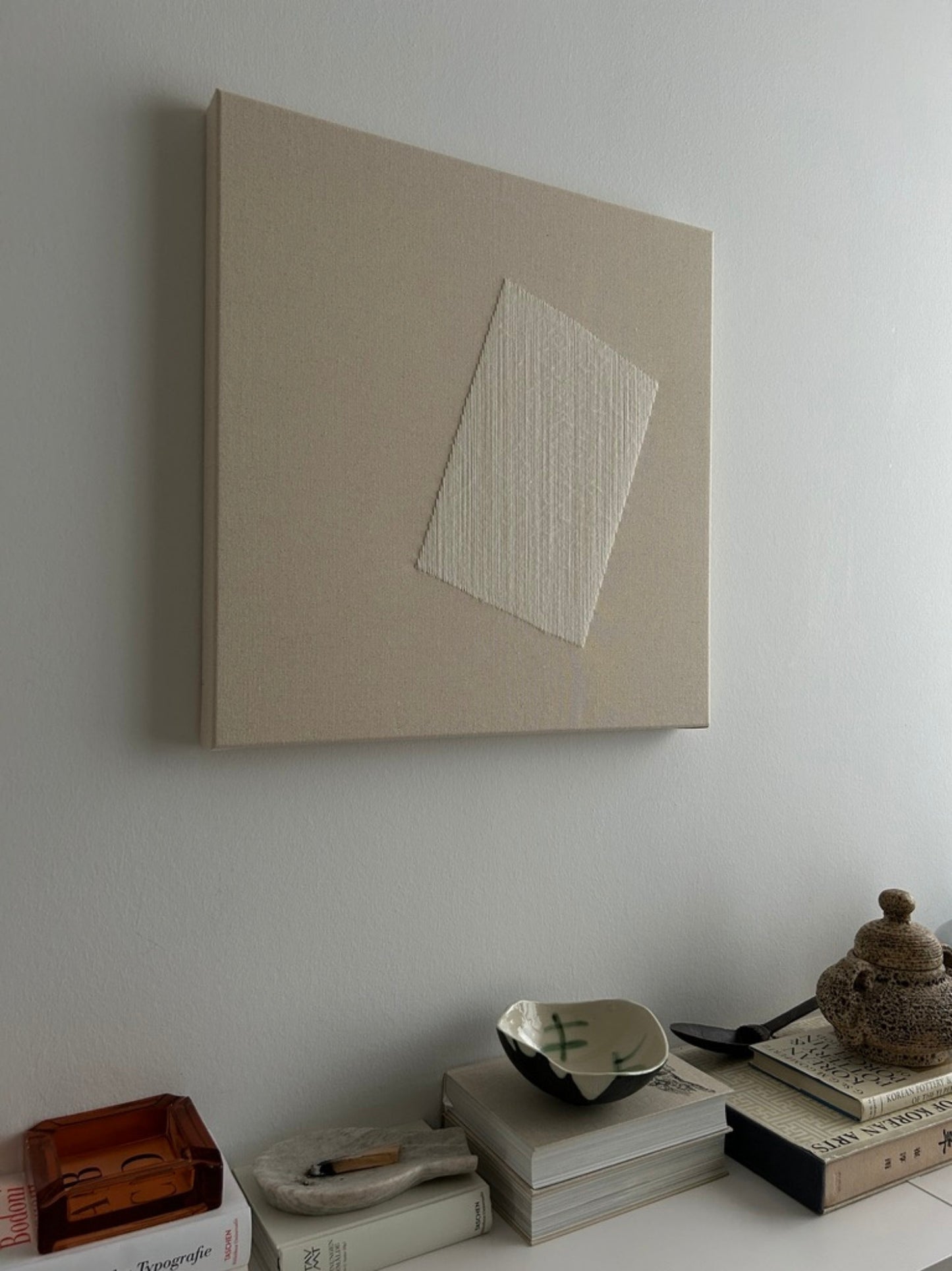 Window 1, Handgesticktes quadratisches Kunstwerk auf Leinwand