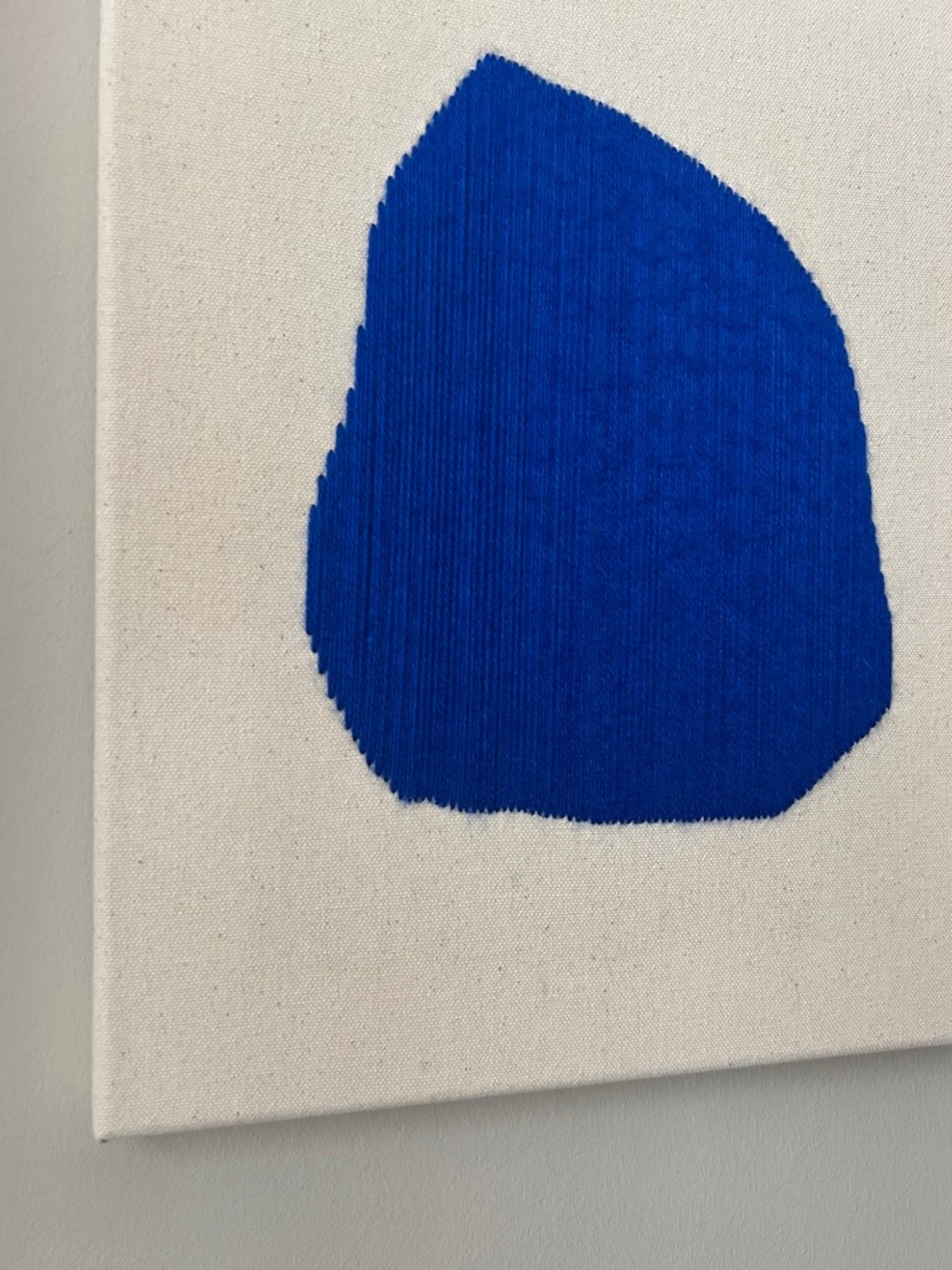 Summer Raindrop Deep Blue, Handgesticktes Original Kunstwerk auf Leinwand