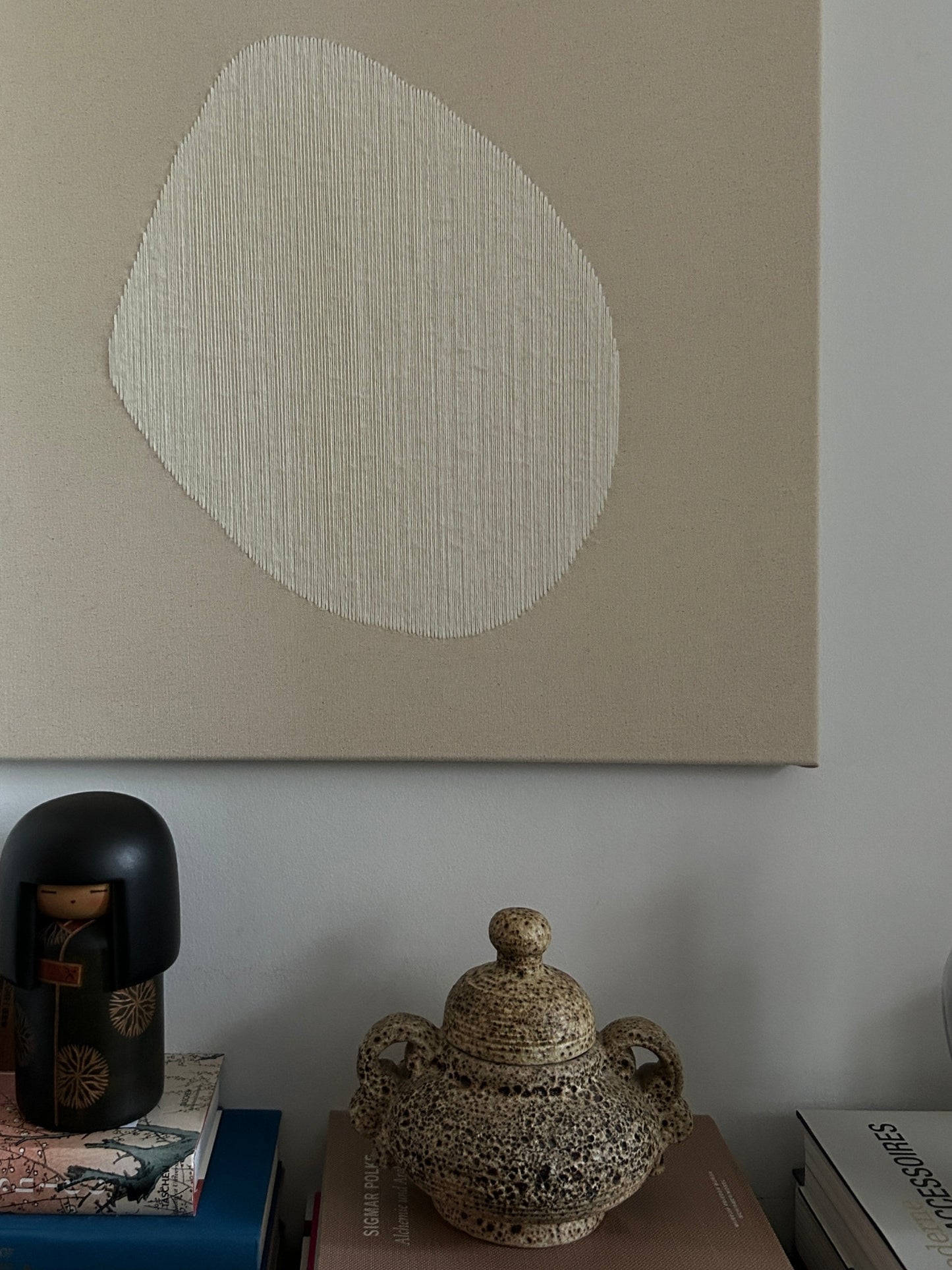 Raindrop, Handgesticktes quadratisches Kunstwerk auf Leinwand