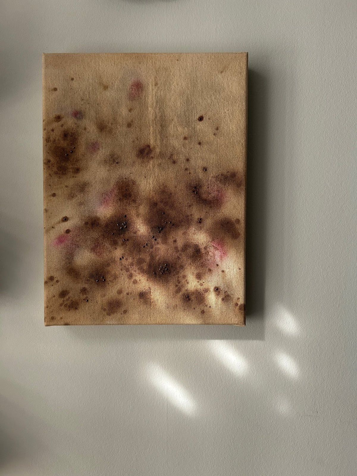 Surface 1, Handbestickte Textilkunst auf Leinwand
