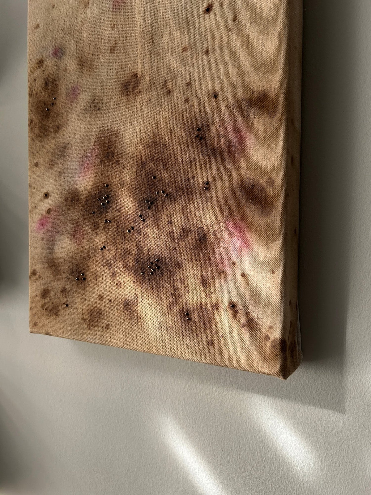 Surface 1, Handbestickte Textilkunst auf Leinwand