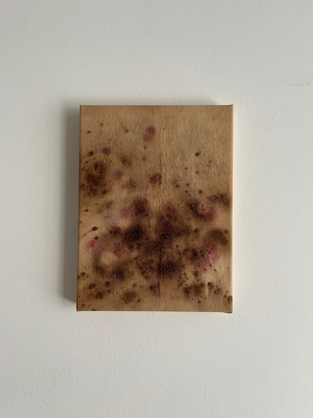 Surface 1, Handbestickte Textilkunst auf Leinwand