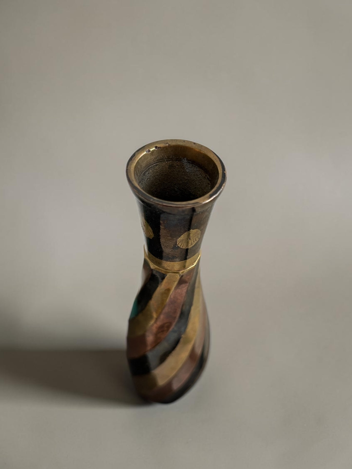 Skulpturale Vintage-Vase aus gedrehtem Messing und Kupfer, 1970er