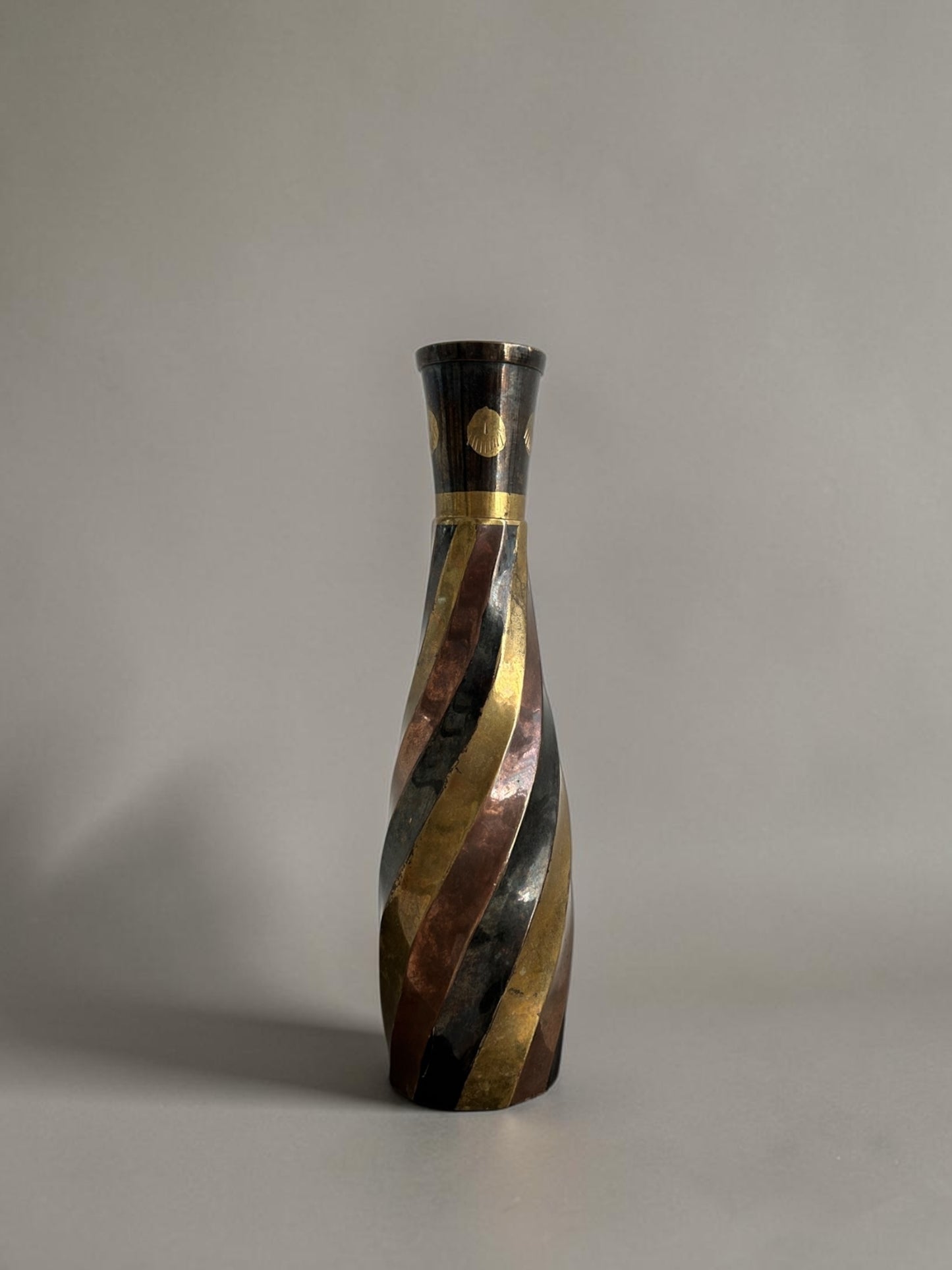 Skulpturale Vintage-Vase aus gedrehtem Messing und Kupfer, 1970er