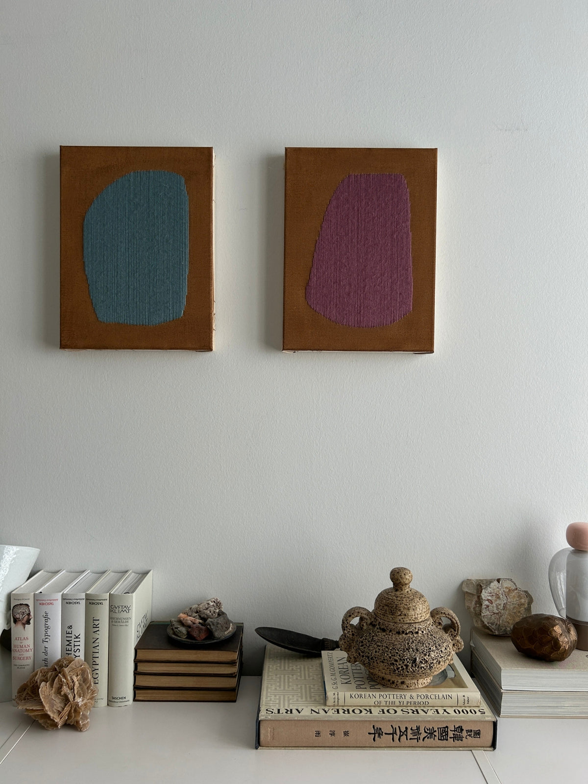 Raindrop, Handgestickte Textilkunst auf kaffeefarbener Leinwand