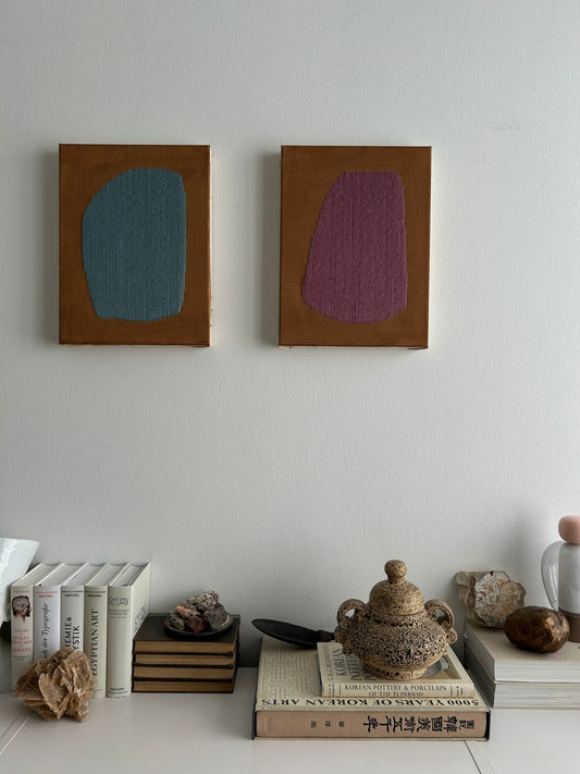 Raindrop, Handgestickte Textilkunst auf kaffeefarbener Leinwand